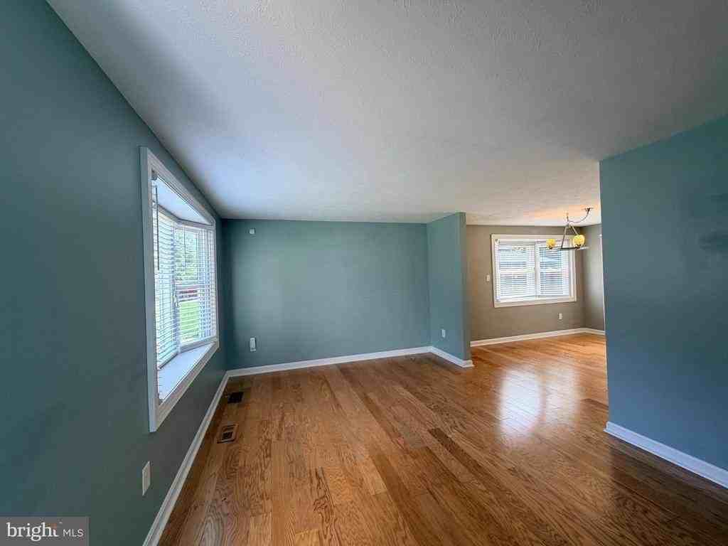 1458 Ashwood Ct - Photo 2 of 20