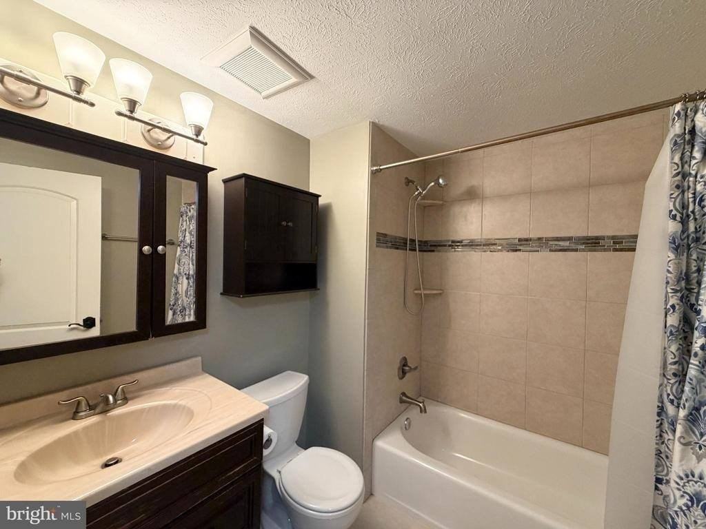 1458 Ashwood Ct - Photo 6 of 20
