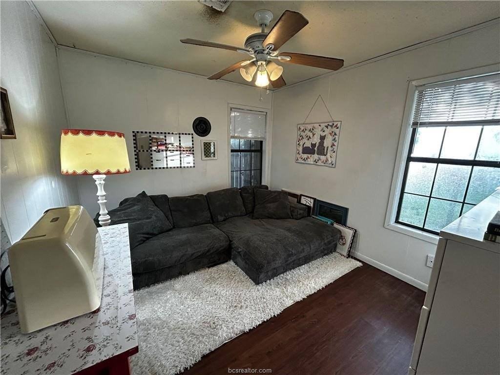 405 Live Oak St - Photo 2 of 19