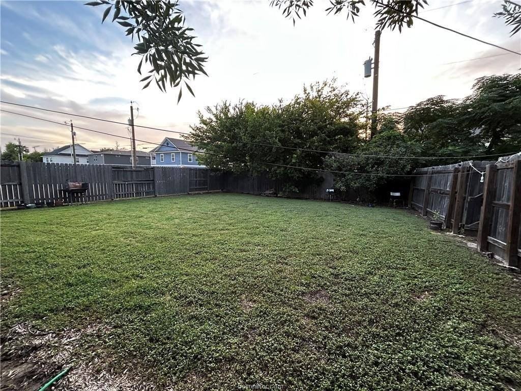 405 Live Oak St - Photo 6 of 19