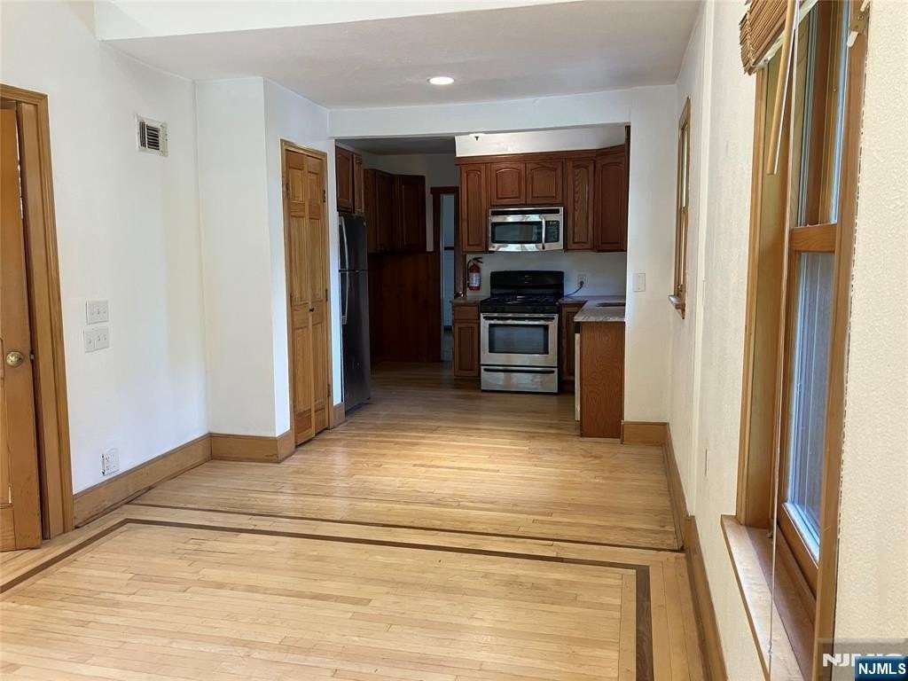 325 Bogert Ave - Photo 7 of 19
