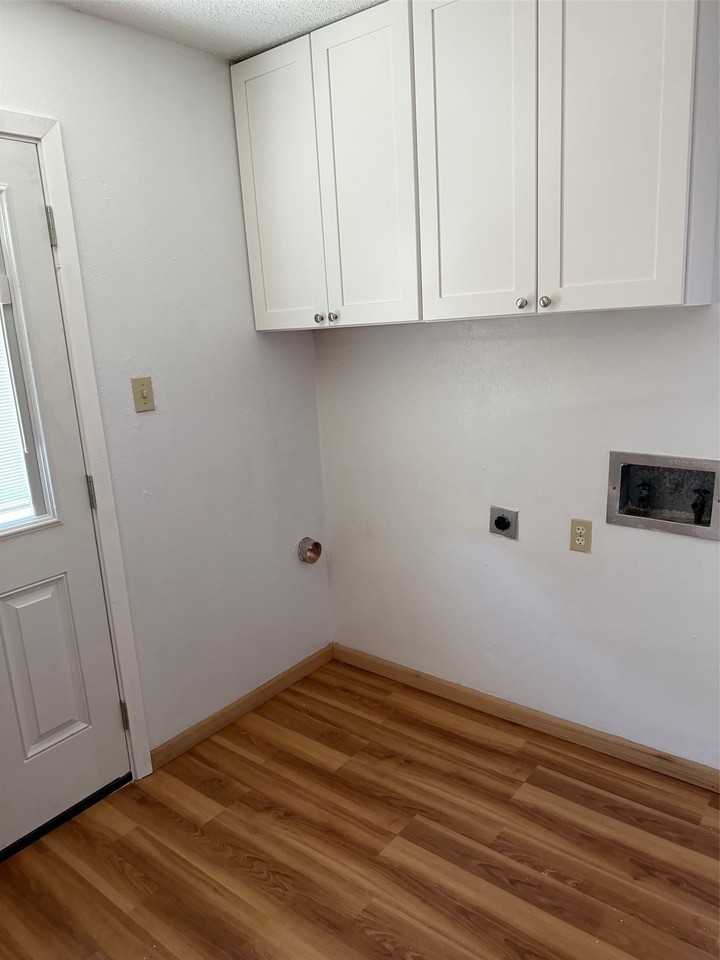 1912 Winewood Ln - Photo 4 of 9
