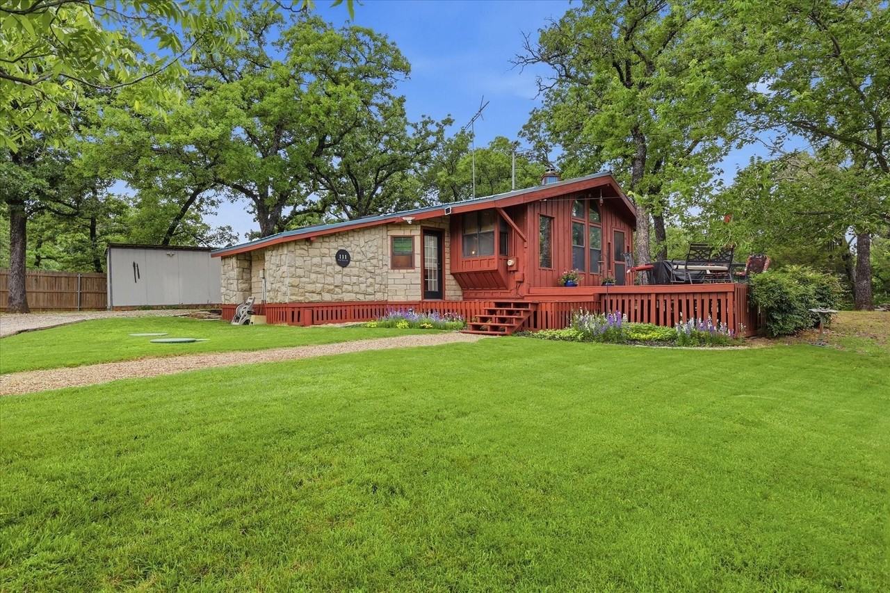 111 Oak Tree Ln - Photo 2 of 26