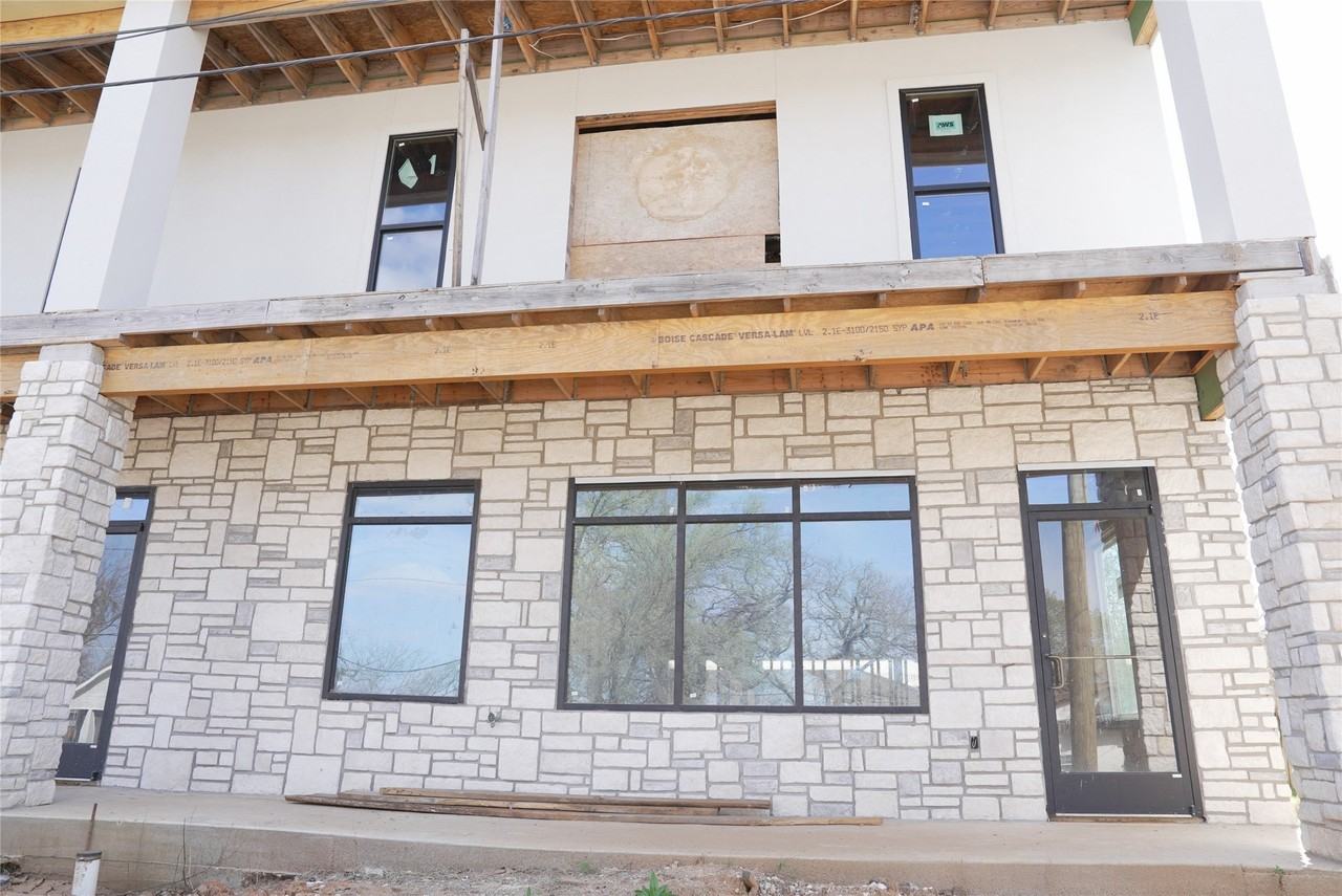 303 W Oak St - Photo 3 of 4