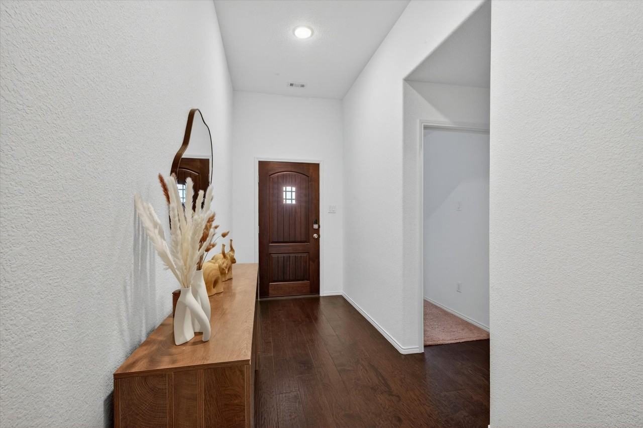 1809 6th St - Photo 4 of 31