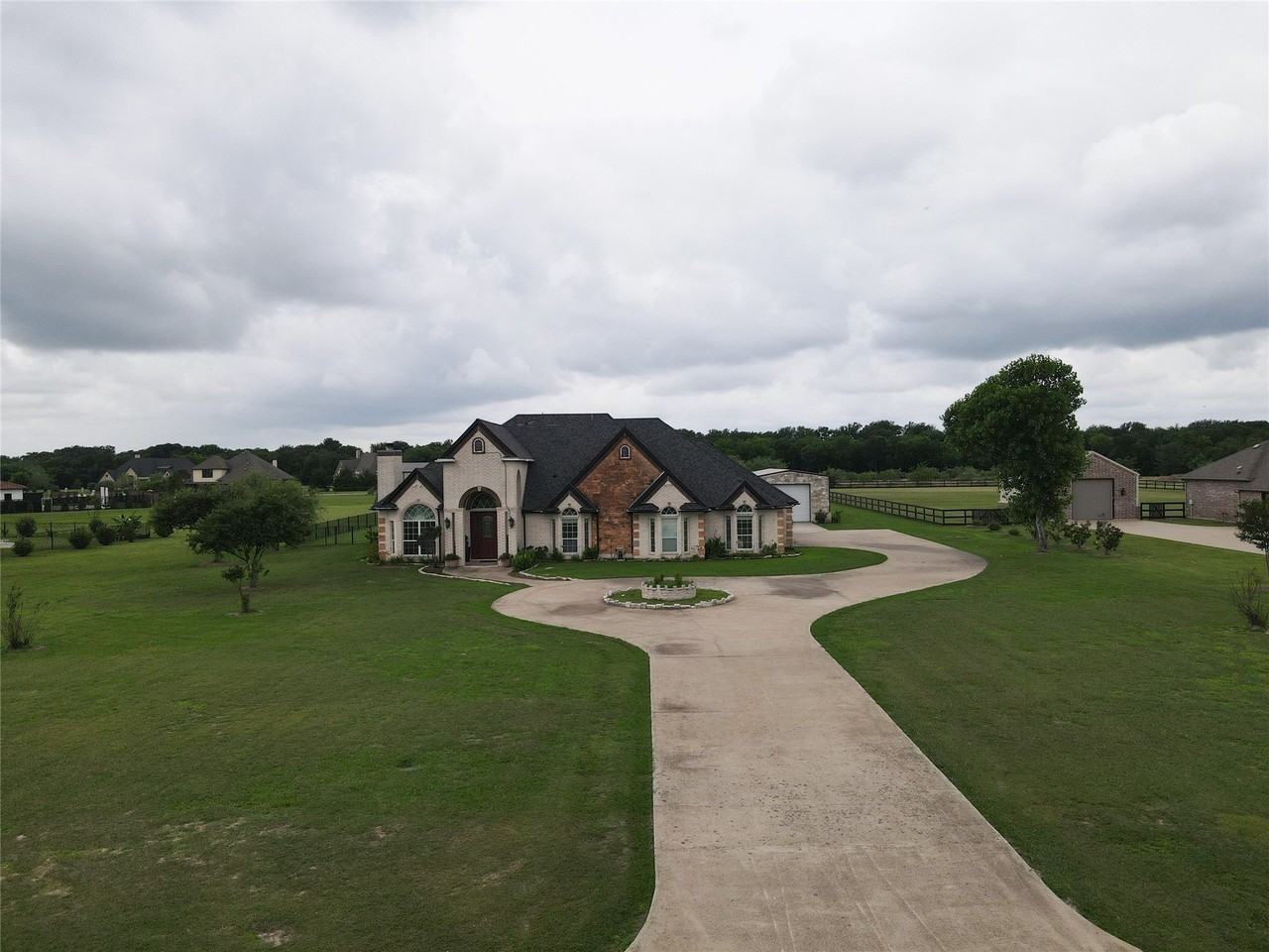 624 Horseshoe Bnd - Photo 2 of 34