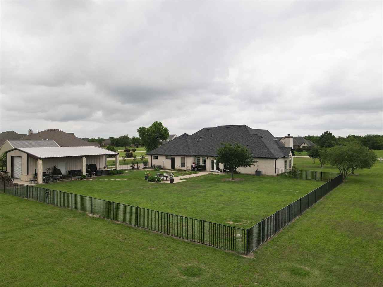 624 Horseshoe Bnd - Photo 3 of 34