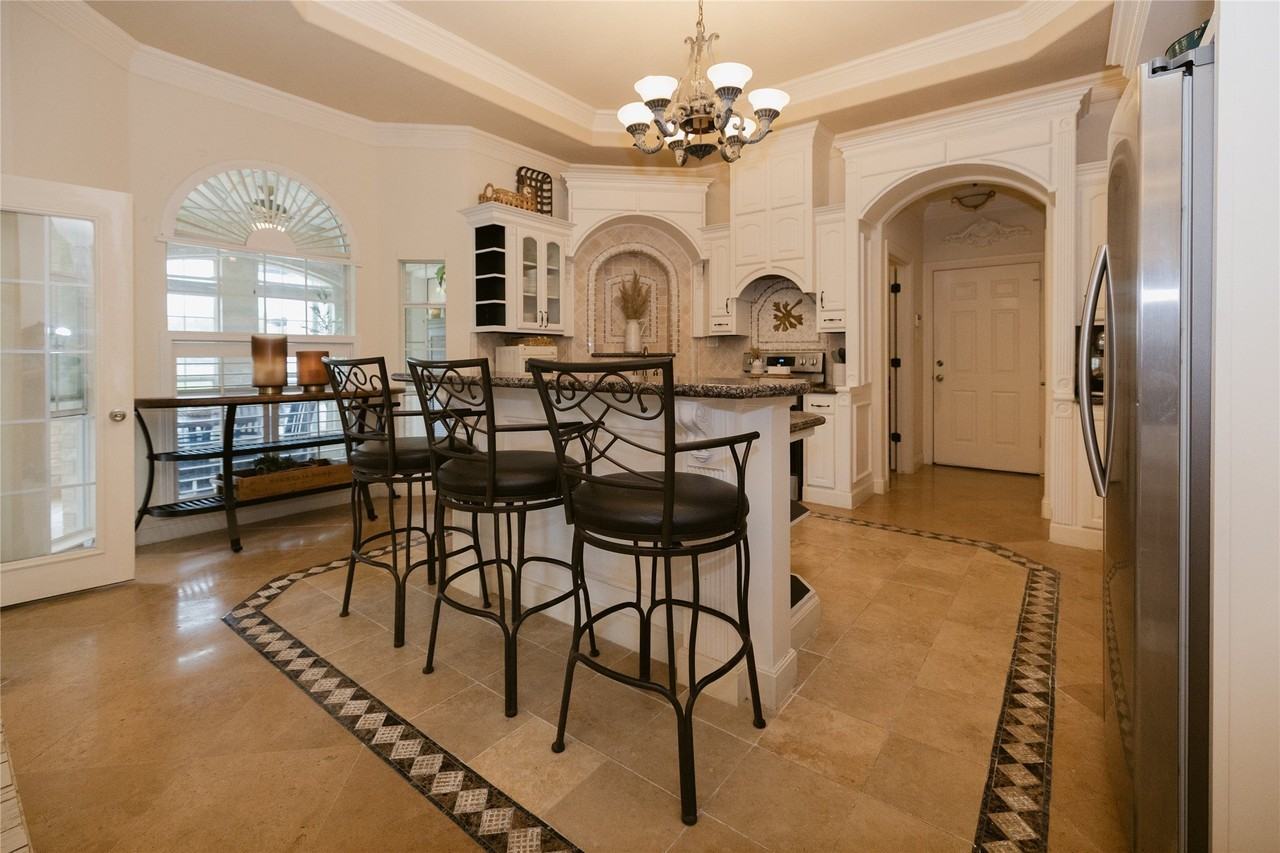 624 Horseshoe Bnd - Photo 4 of 34