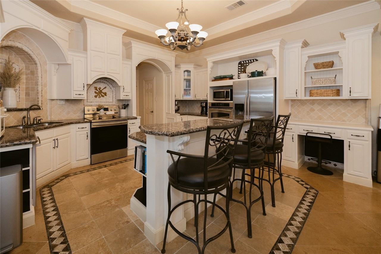 624 Horseshoe Bnd - Photo 5 of 34