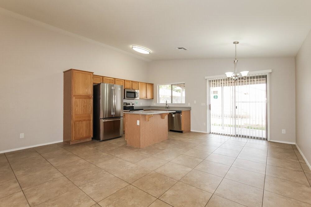 8740 W Loma Ln - Photo 5 of 16