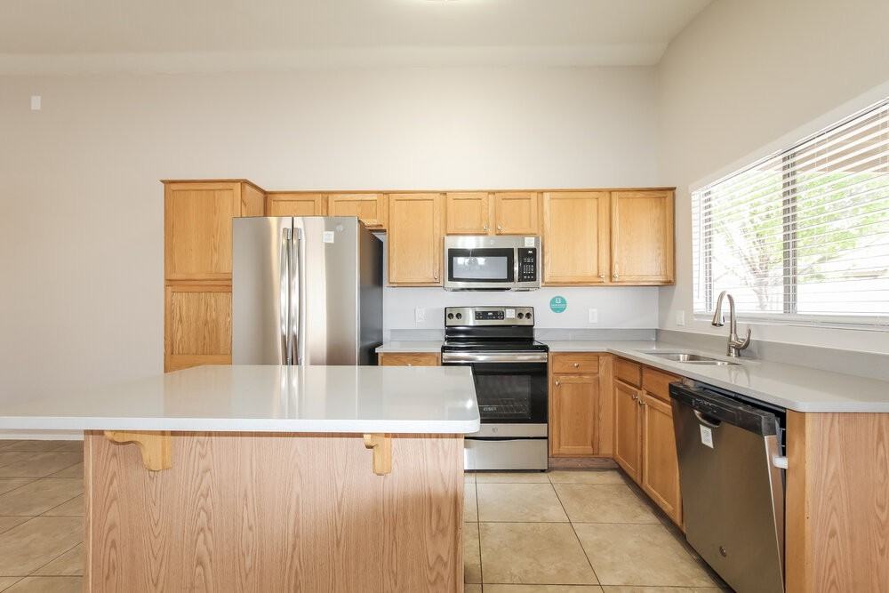 8740 W Loma Ln - Photo 6 of 16