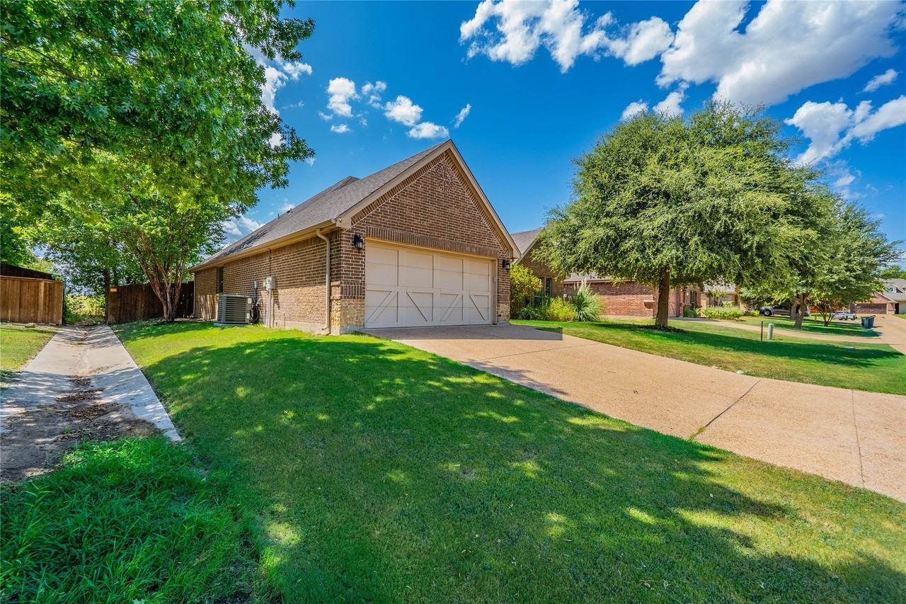 109 Chateau Dr - Photo 2 of 26