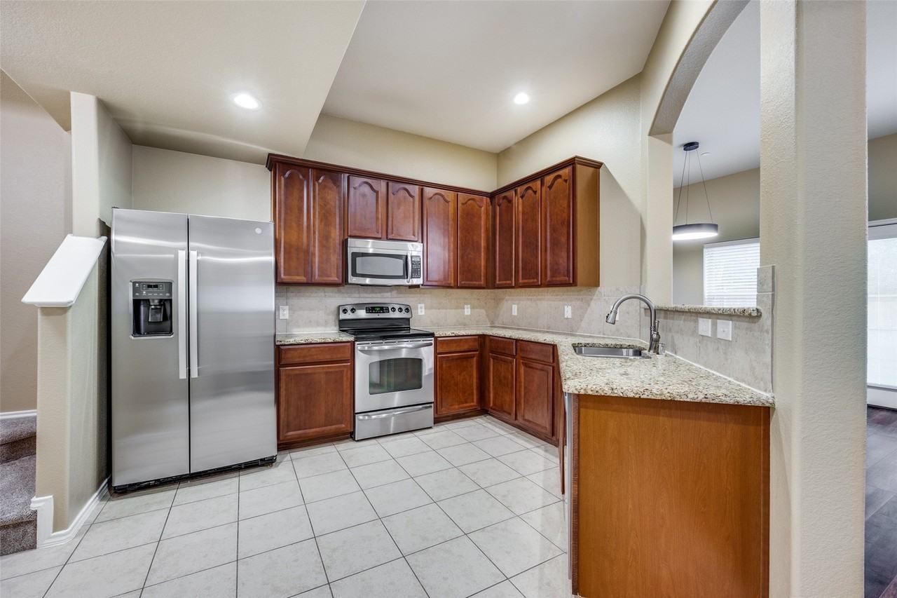 1123 Sophia St - Photo 4 of 12