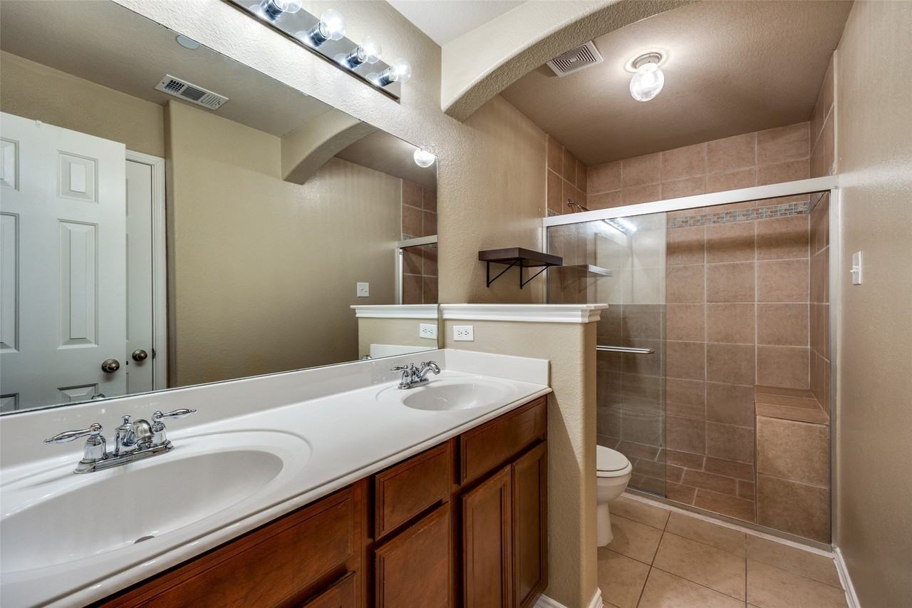 1123 Sophia St - Photo 6 of 12