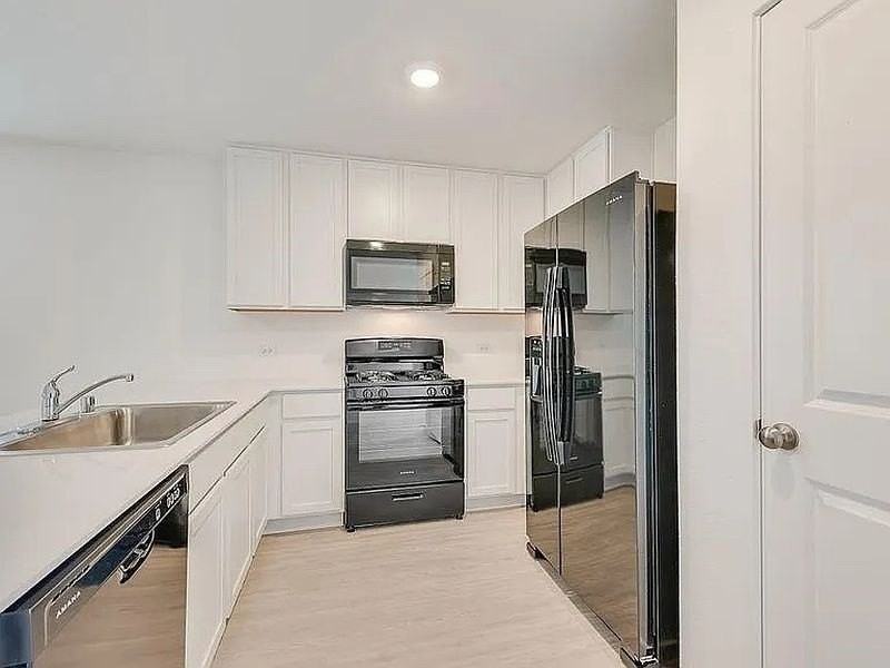 1409 Merlin Bluff St - Photo 2 of 11
