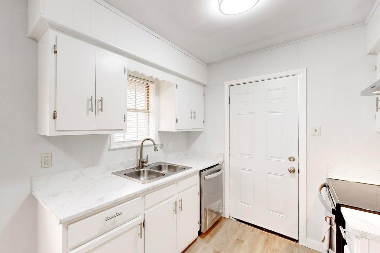 1208 S Benton St - Photo 4 of 12
