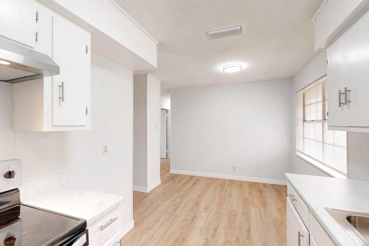 1208 S Benton St - Photo 5 of 12