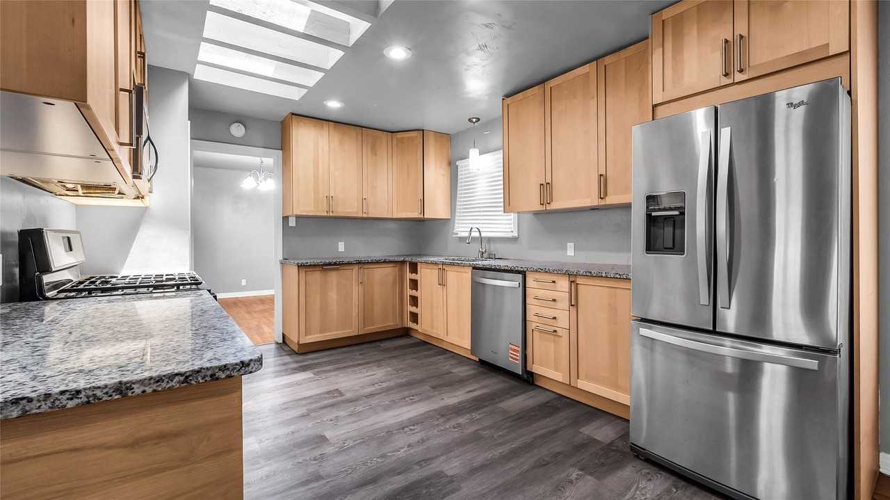 1528 W Day St - Photo 4 of 28