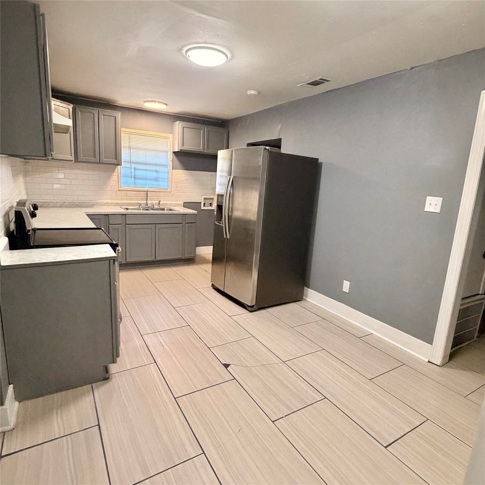 2423 Stonewall St - Photo 6 of 21