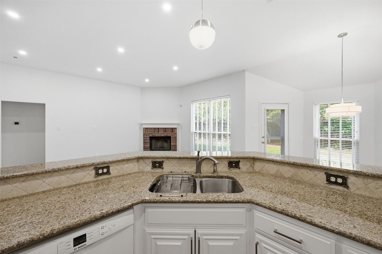 8625 Stetson Dr - Photo 3 of 15
