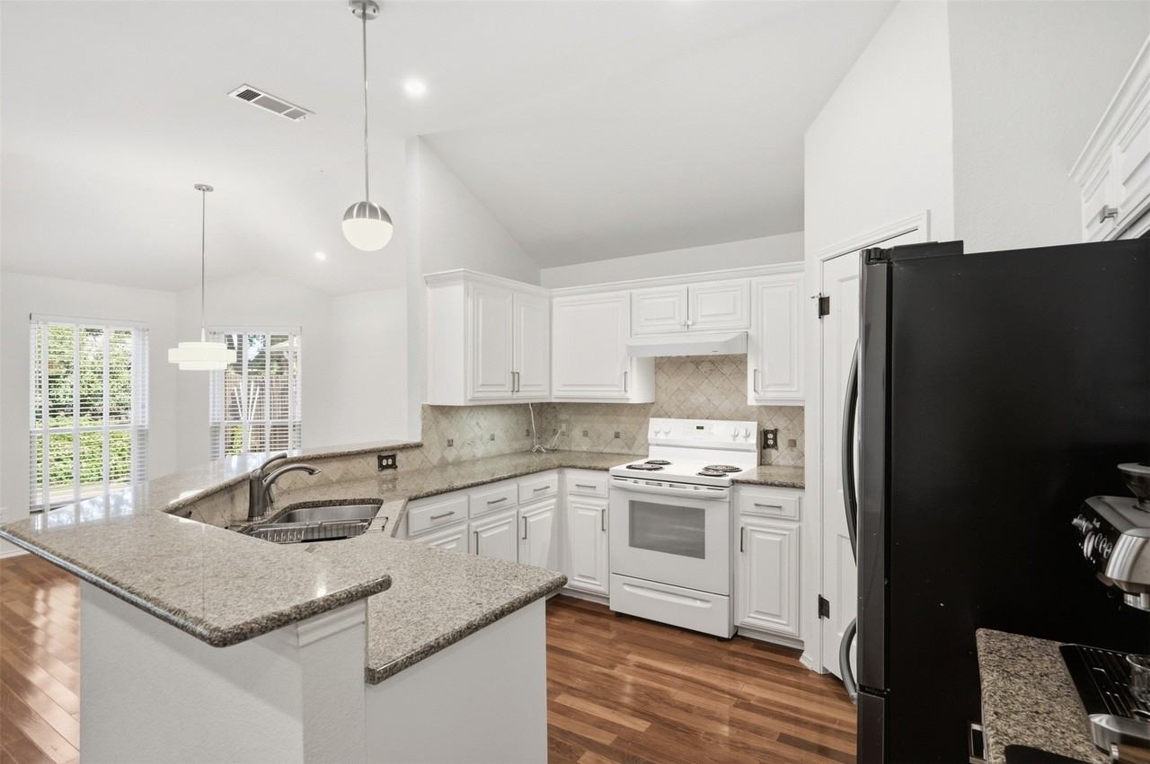 8625 Stetson Dr - Photo 4 of 15