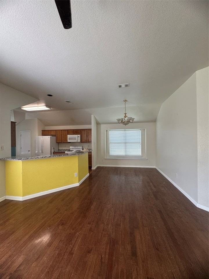 6711 Kinross Dr - Photo 5 of 18
