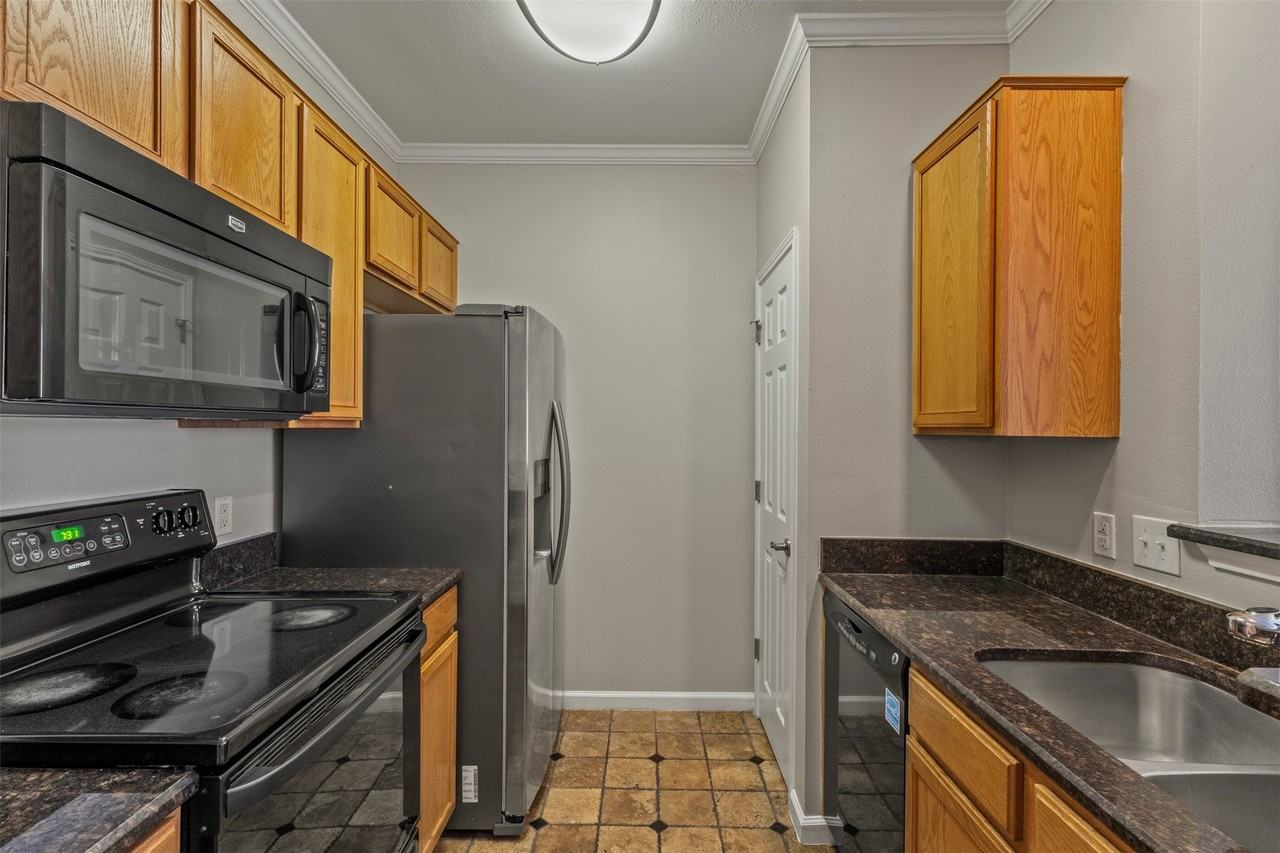 8015 Ederville Cir - Photo 6 of 25