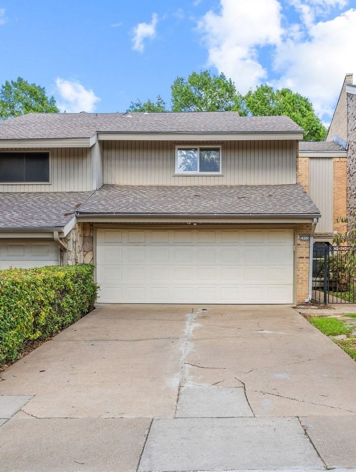 2955 Country Place Cir - Photo 2 of 32