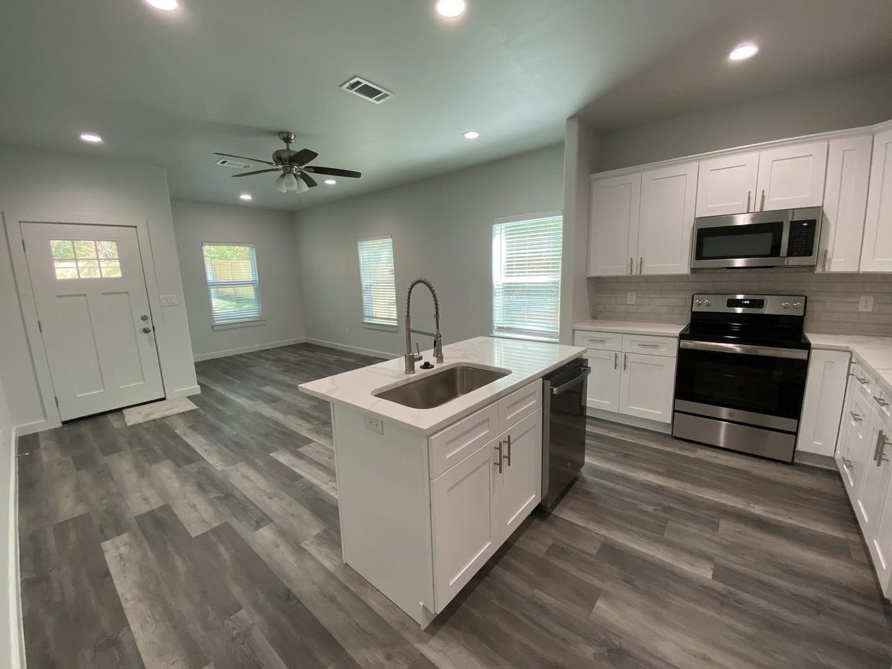 505 W Walker St #101 - Photo 2 of 16