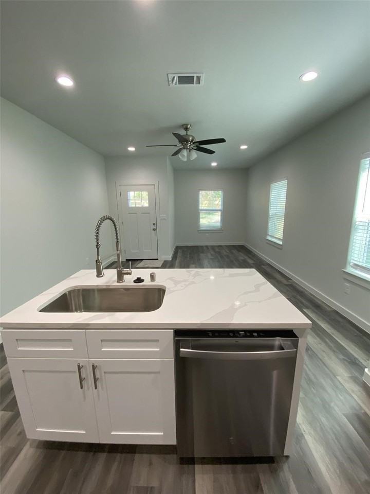 505 W Walker St #101 - Photo 3 of 16