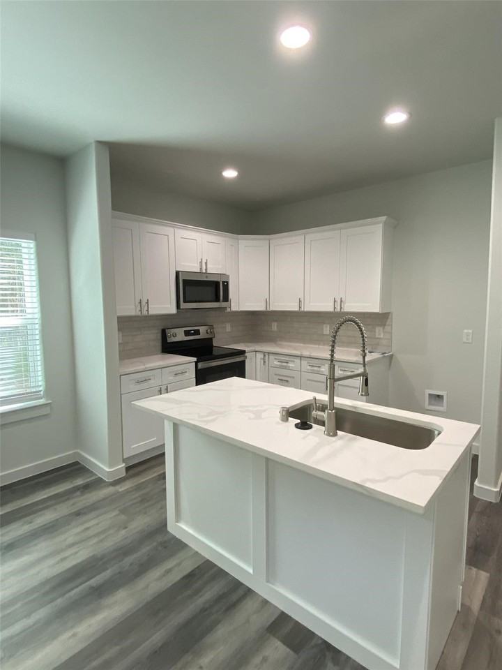 505 W Walker St #101 - Photo 4 of 16