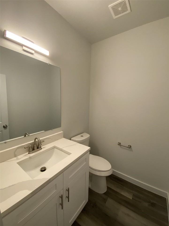 505 W Walker St #101 - Photo 5 of 16