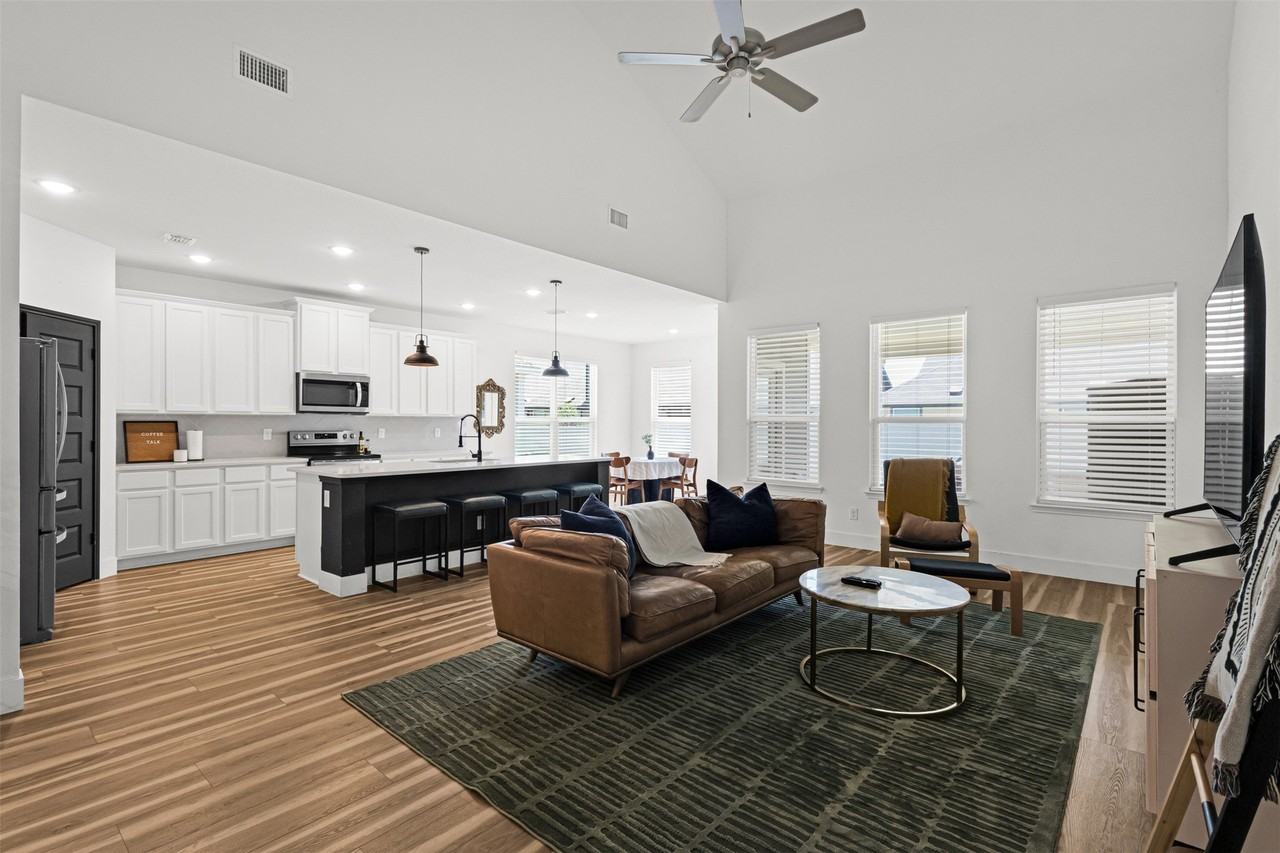 9016 Huxley Dr - Photo 4 of 23