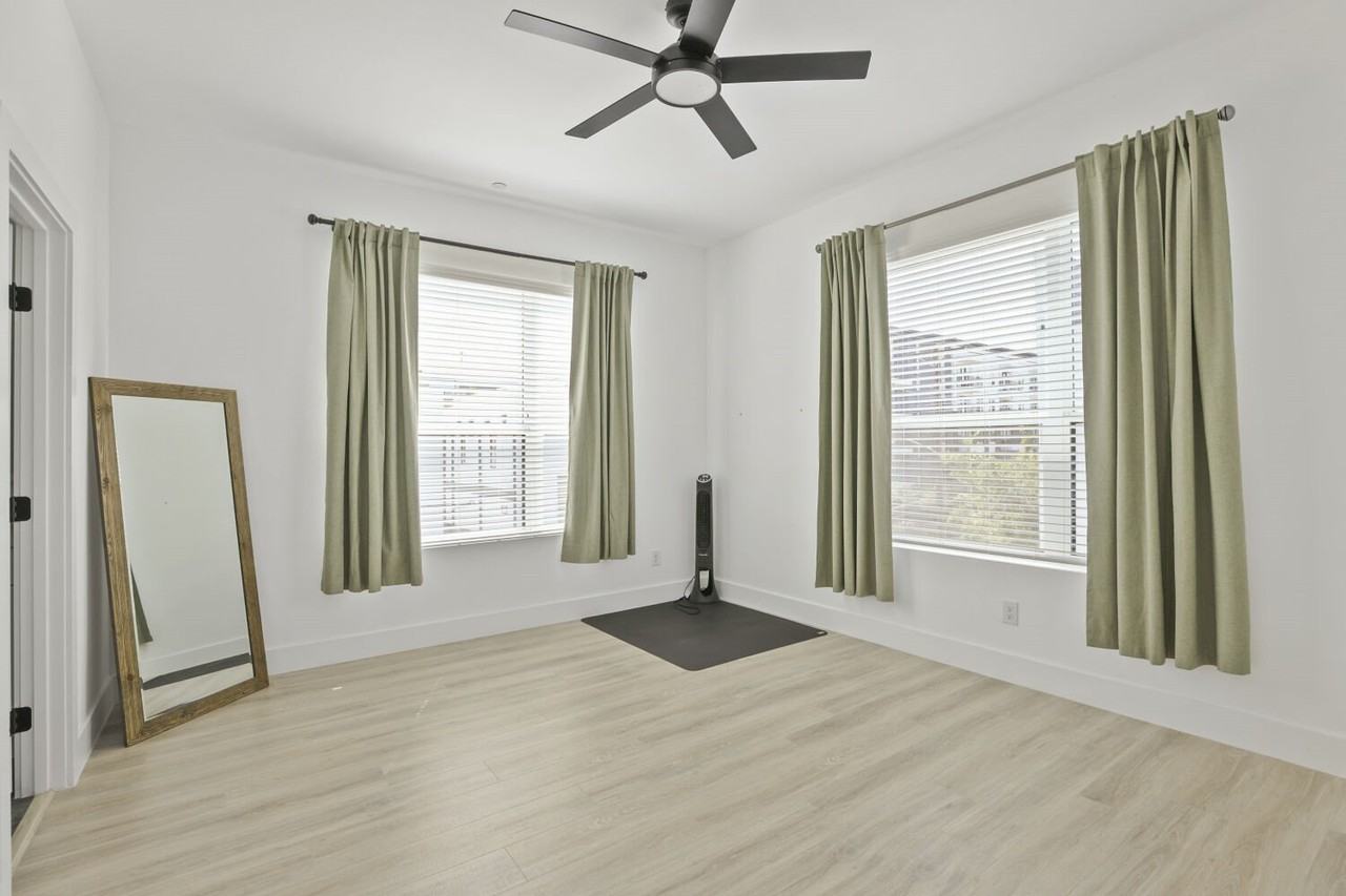 2614 N Carroll Ave #101 - Photo 3 of 17