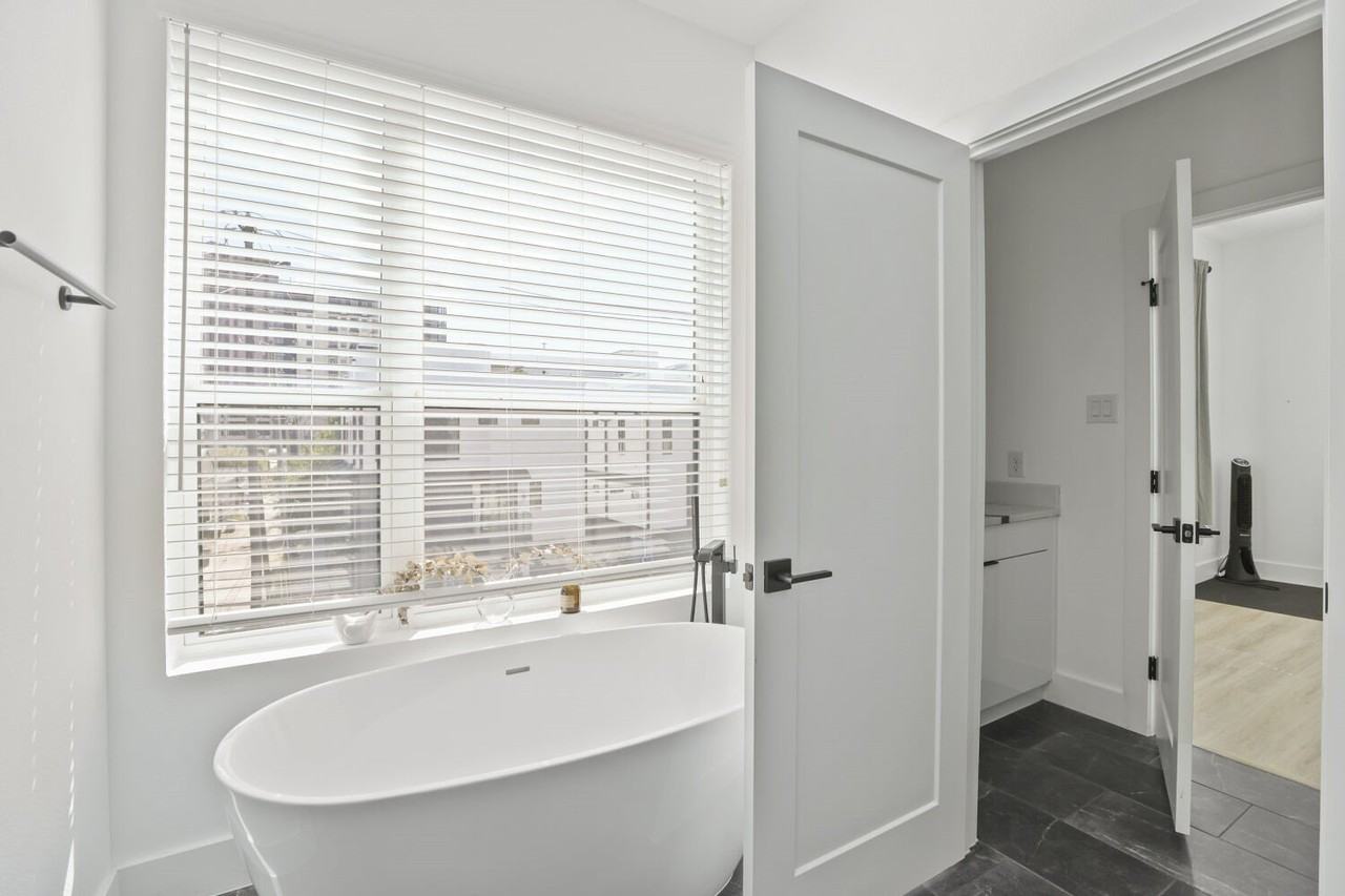 2614 N Carroll Ave #101 - Photo 4 of 17