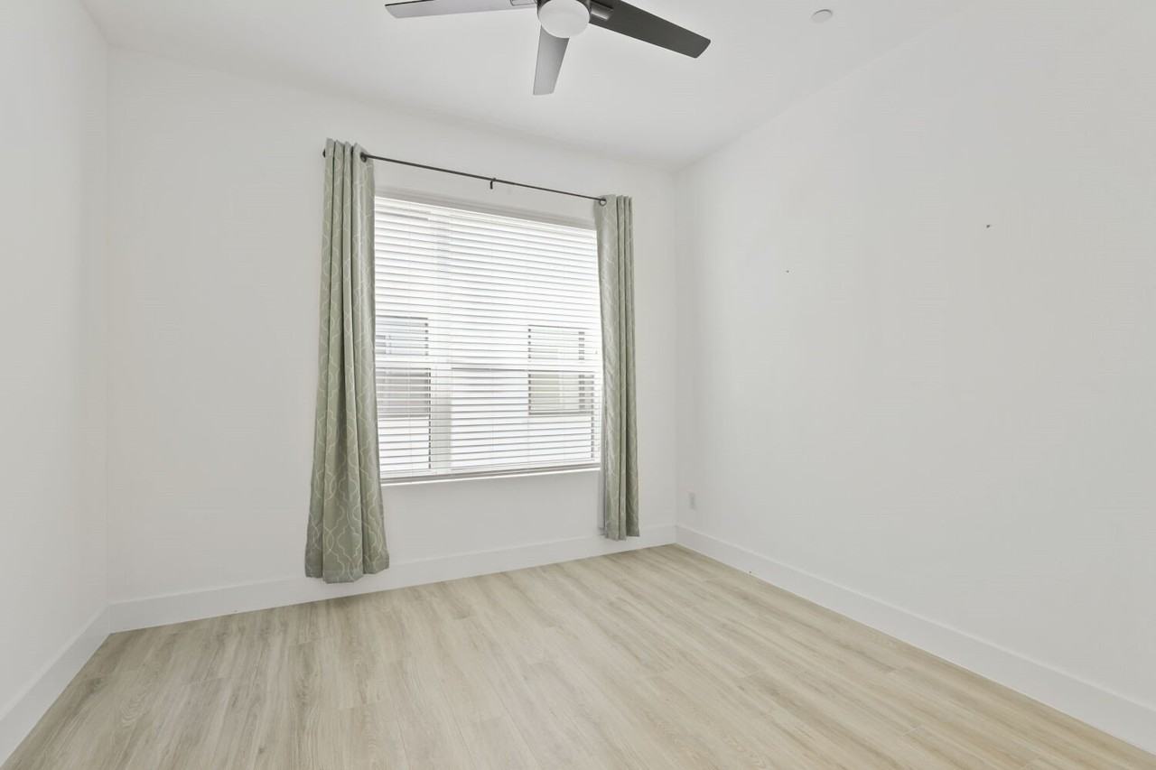 2614 N Carroll Ave #101 - Photo 5 of 17