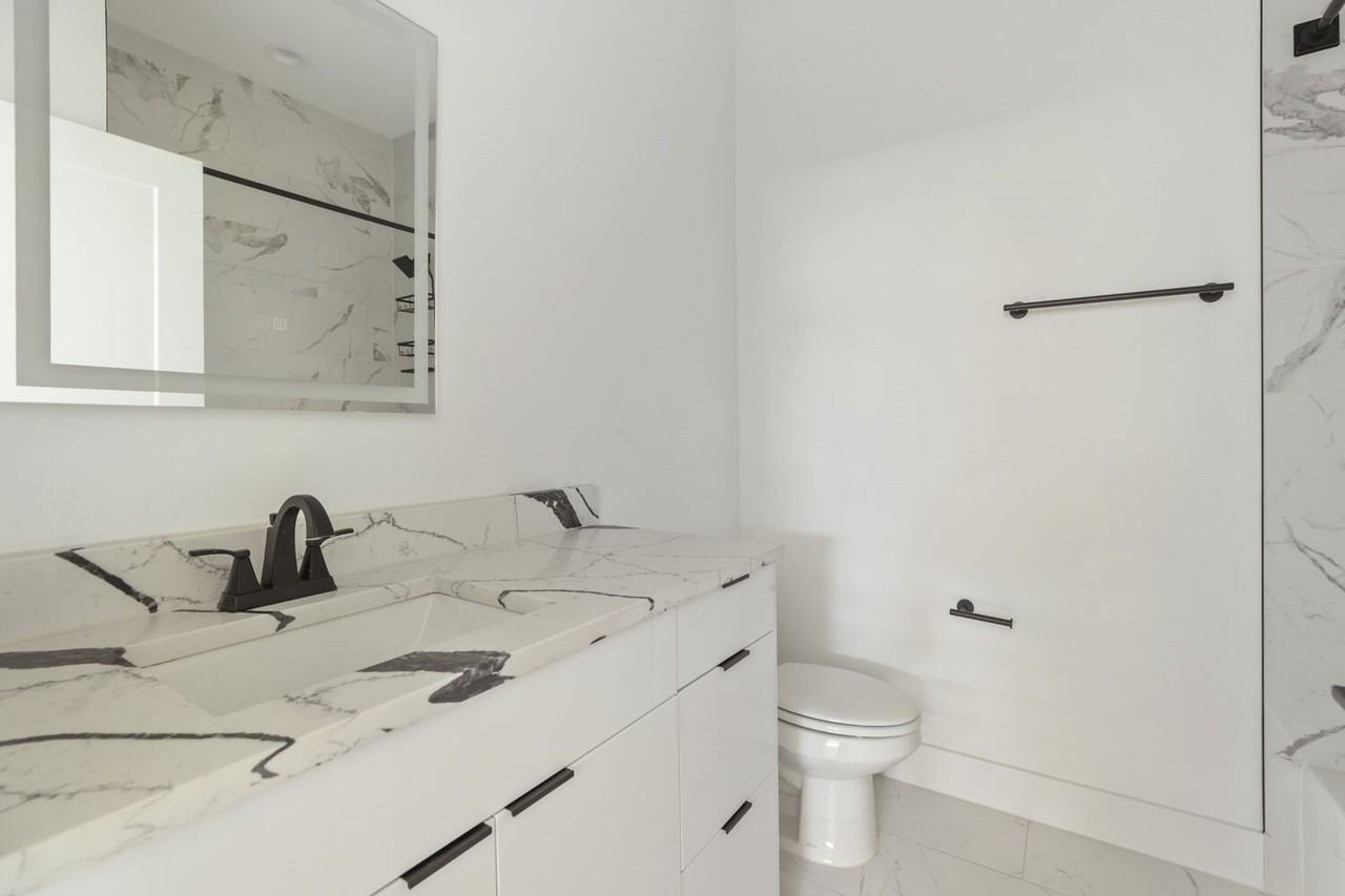2614 N Carroll Ave #101 - Photo 7 of 17