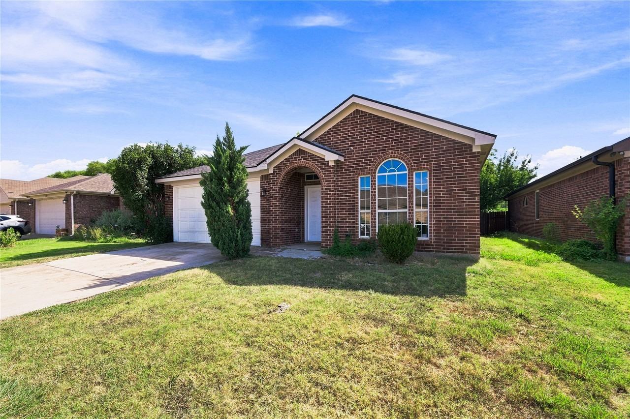 2833 Wakecrest Dr - Photo 2 of 22