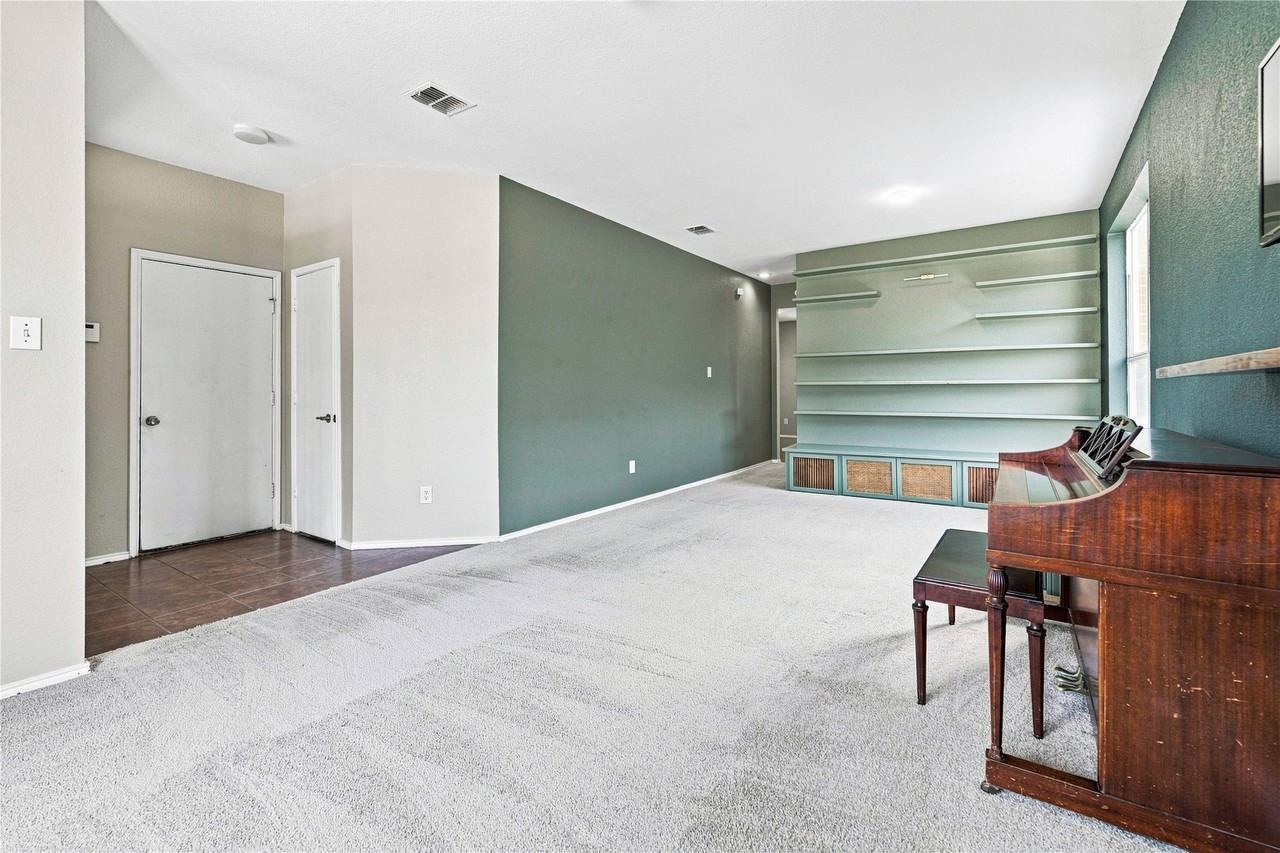 2833 Wakecrest Dr - Photo 4 of 22