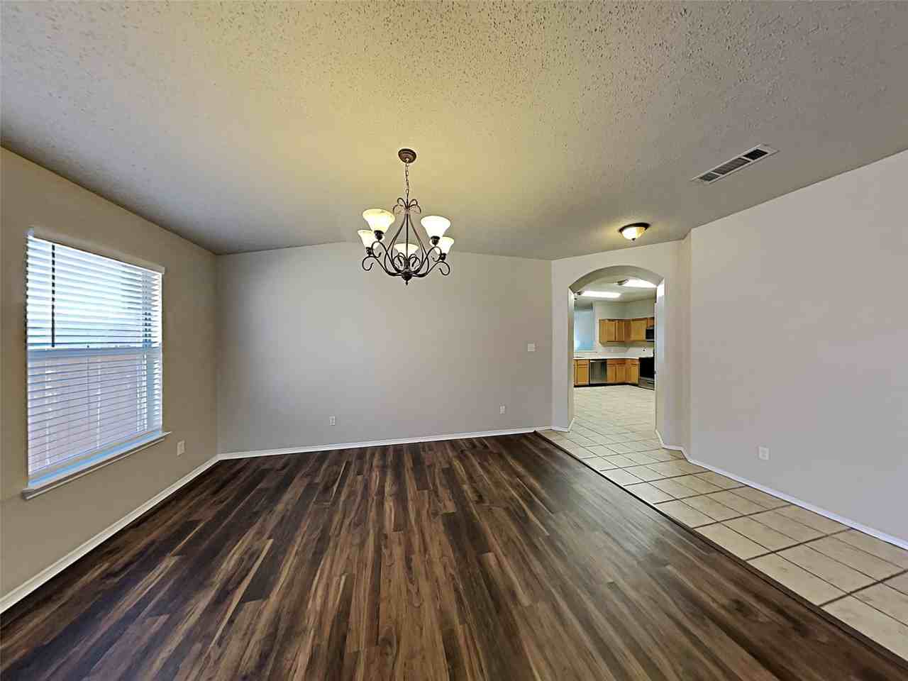 1210 Hampton Dr - Photo 4 of 18