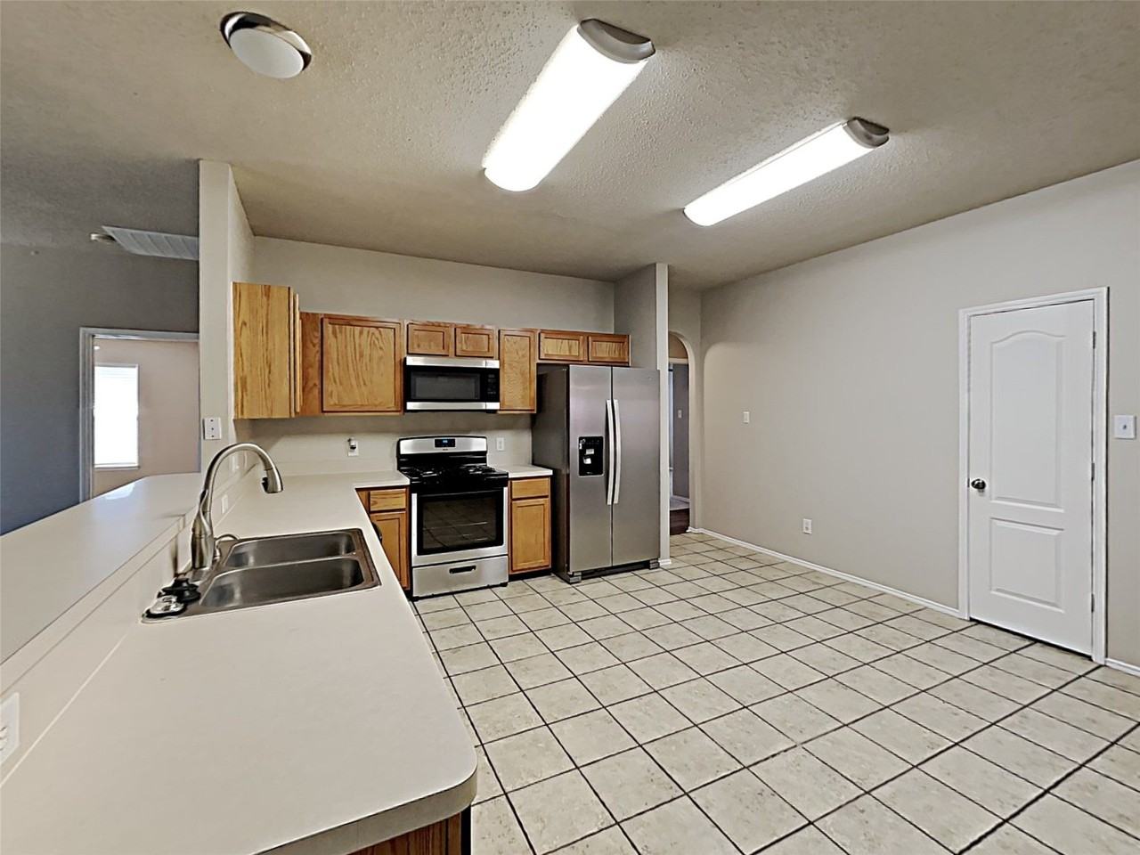 1210 Hampton Dr - Photo 5 of 18