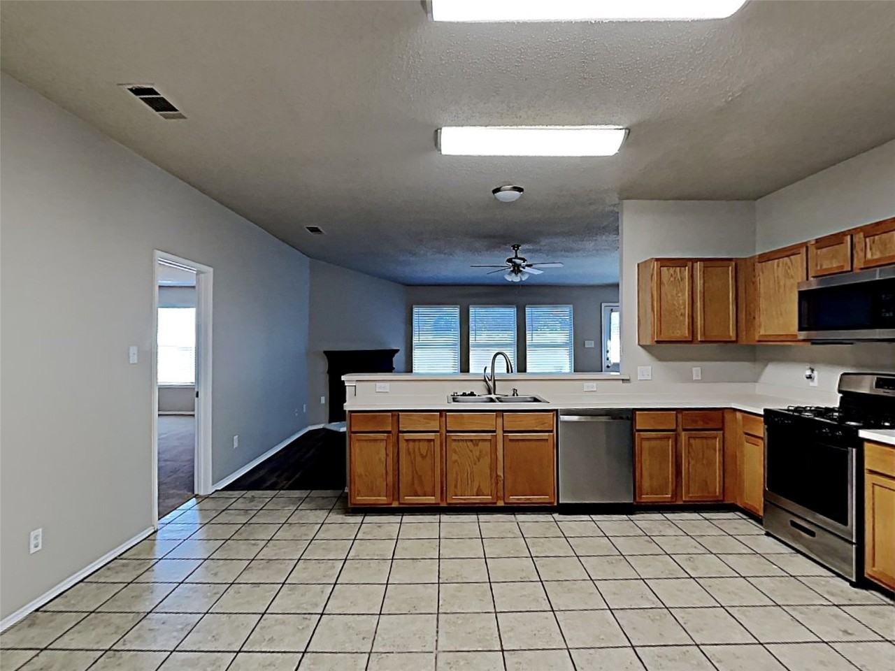 1210 Hampton Dr - Photo 6 of 18