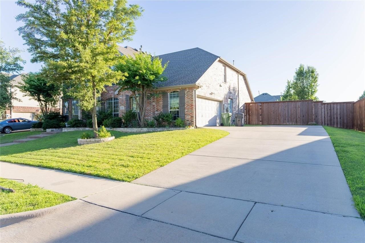413 Brookmere Ln - Photo 2 of 28