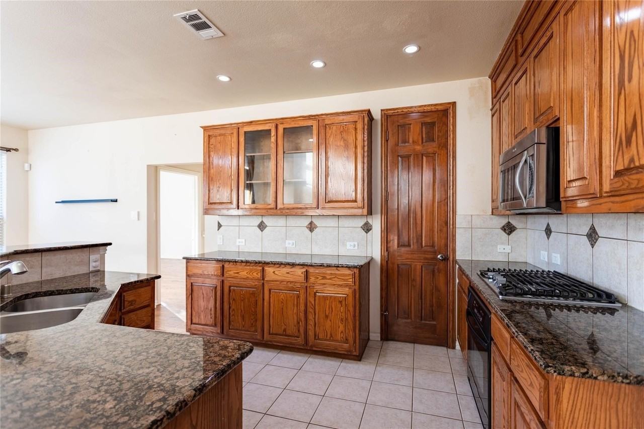 413 Brookmere Ln - Photo 4 of 28