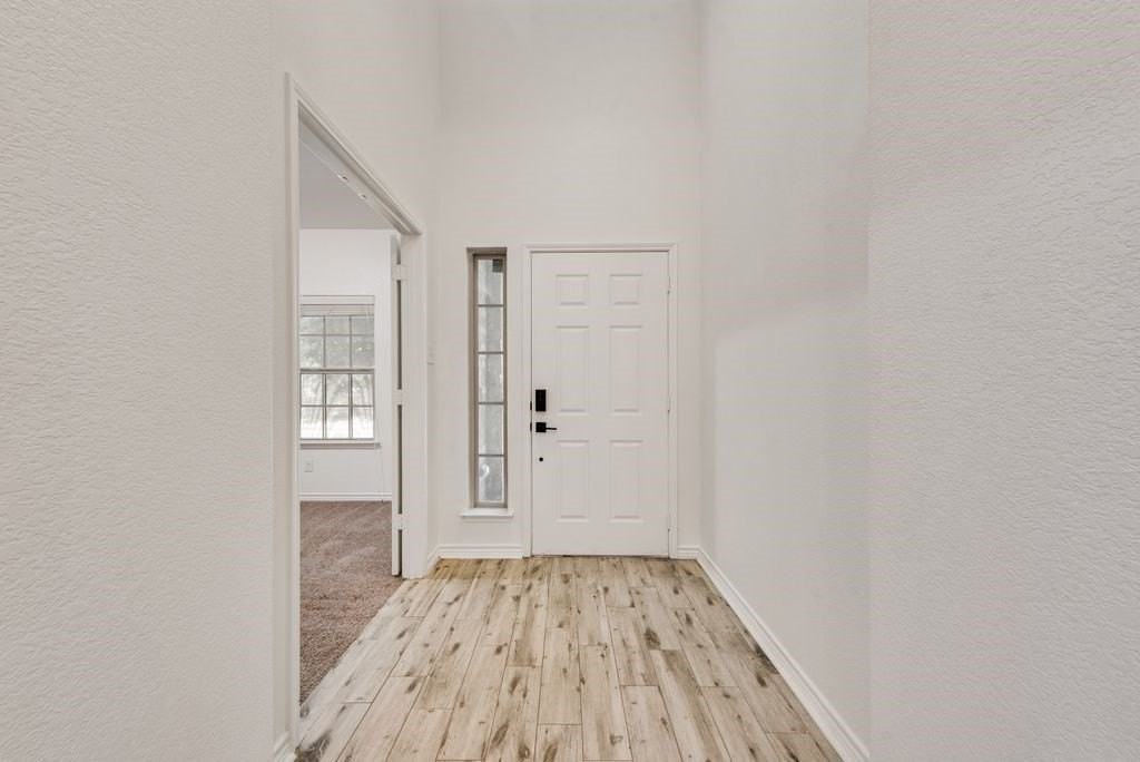 1816 Castle Creek Dr - Photo 3 of 31