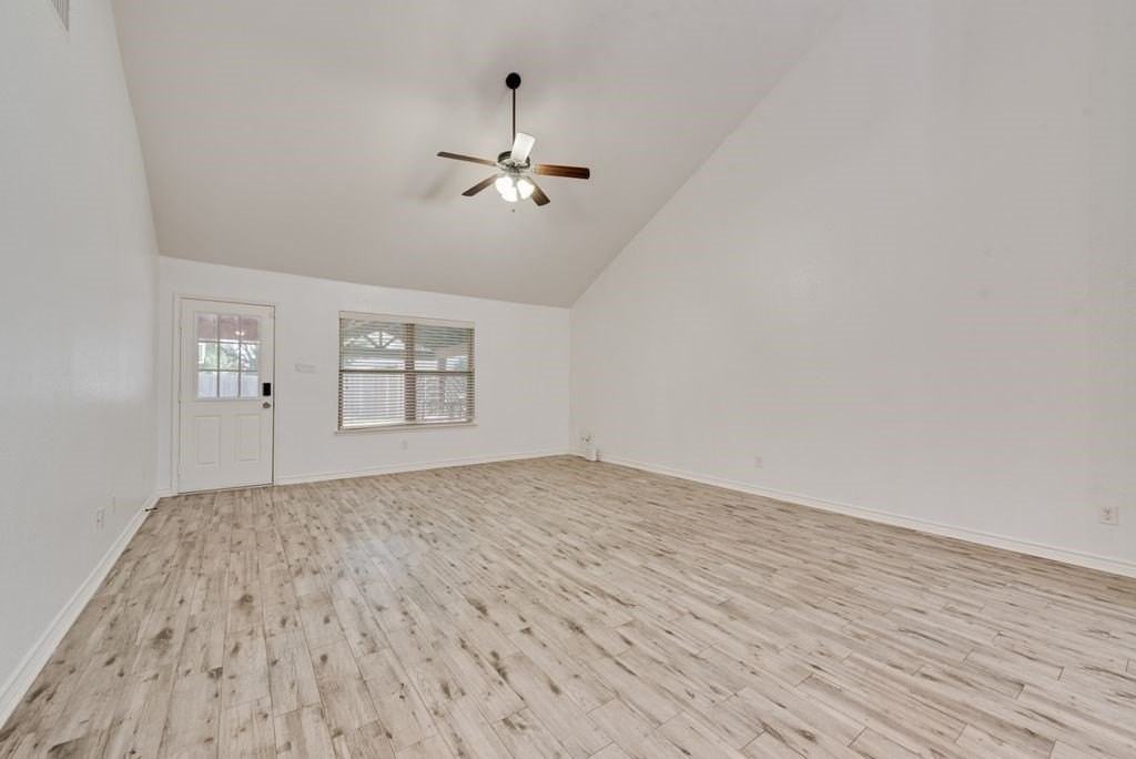 1816 Castle Creek Dr - Photo 4 of 31
