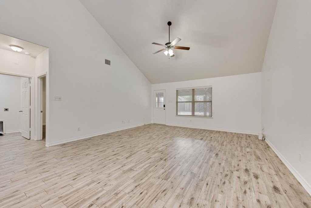 1816 Castle Creek Dr - Photo 5 of 31