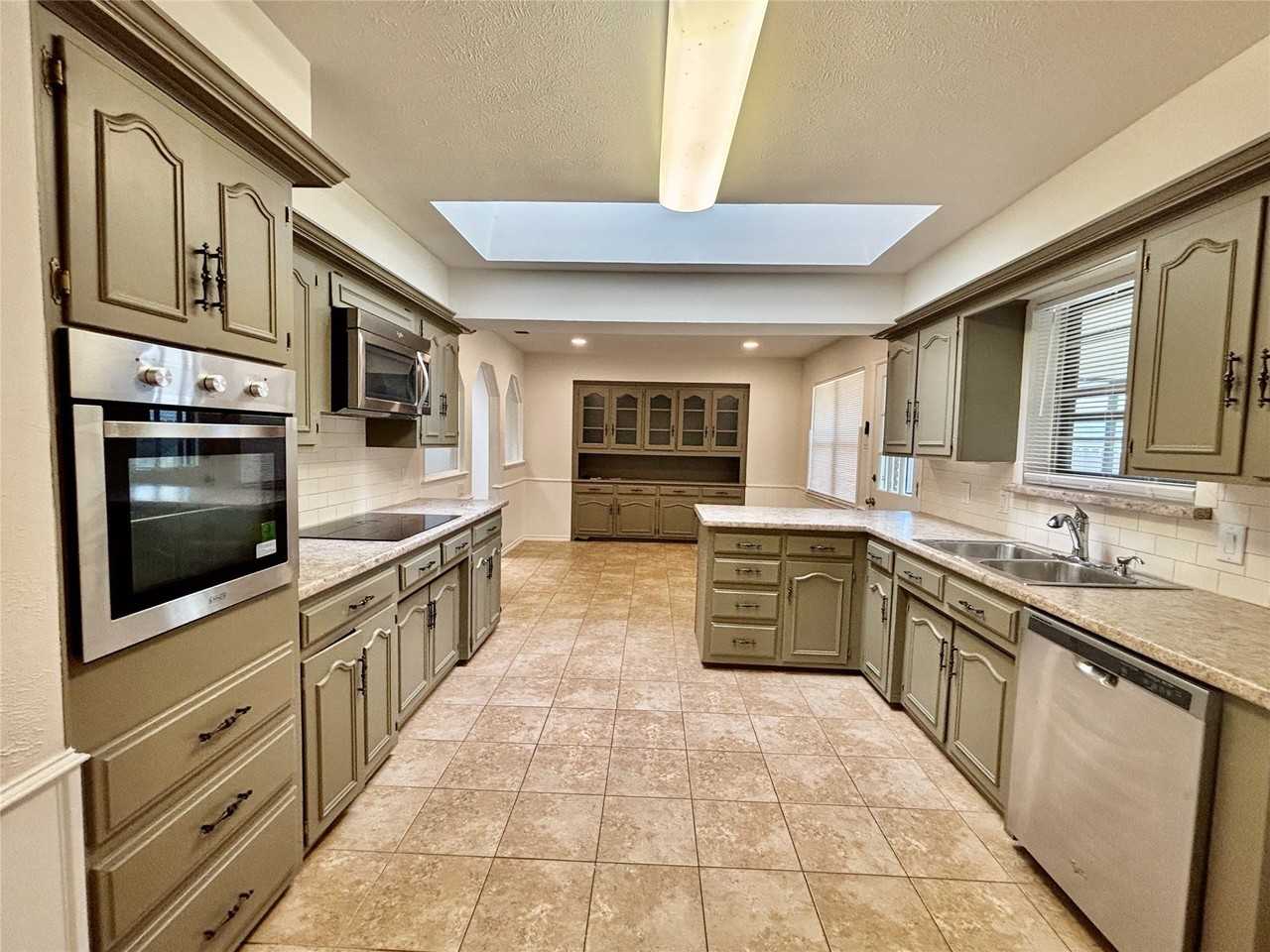 8635 Bacardi Dr - Photo 5 of 24