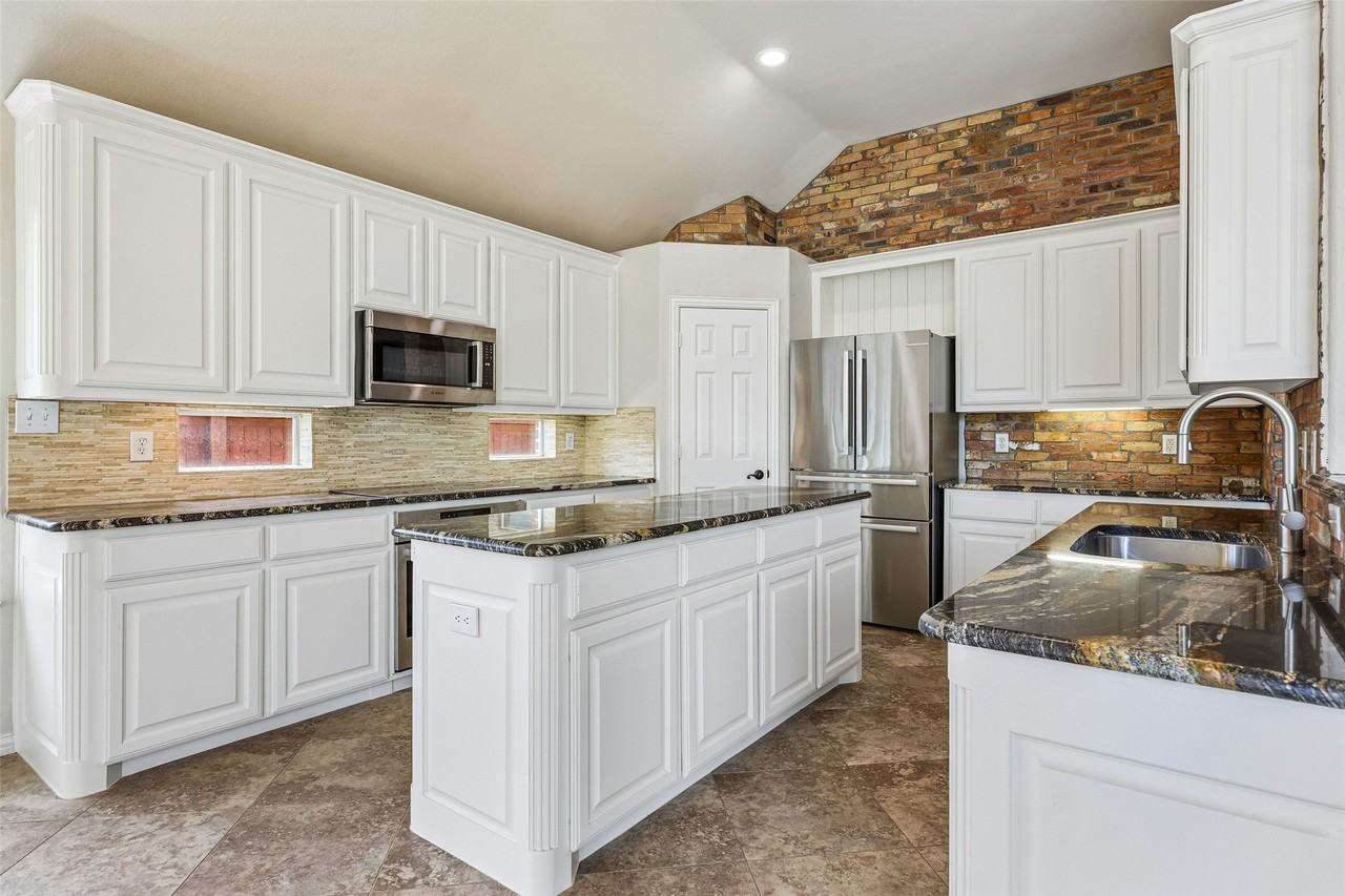 8330 Elena Dr - Photo 6 of 37