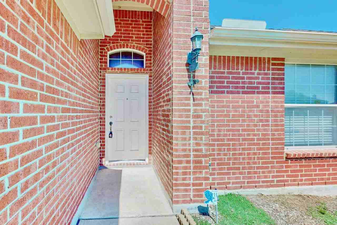 1216 Lake Forest Dr - Photo 2 of 33